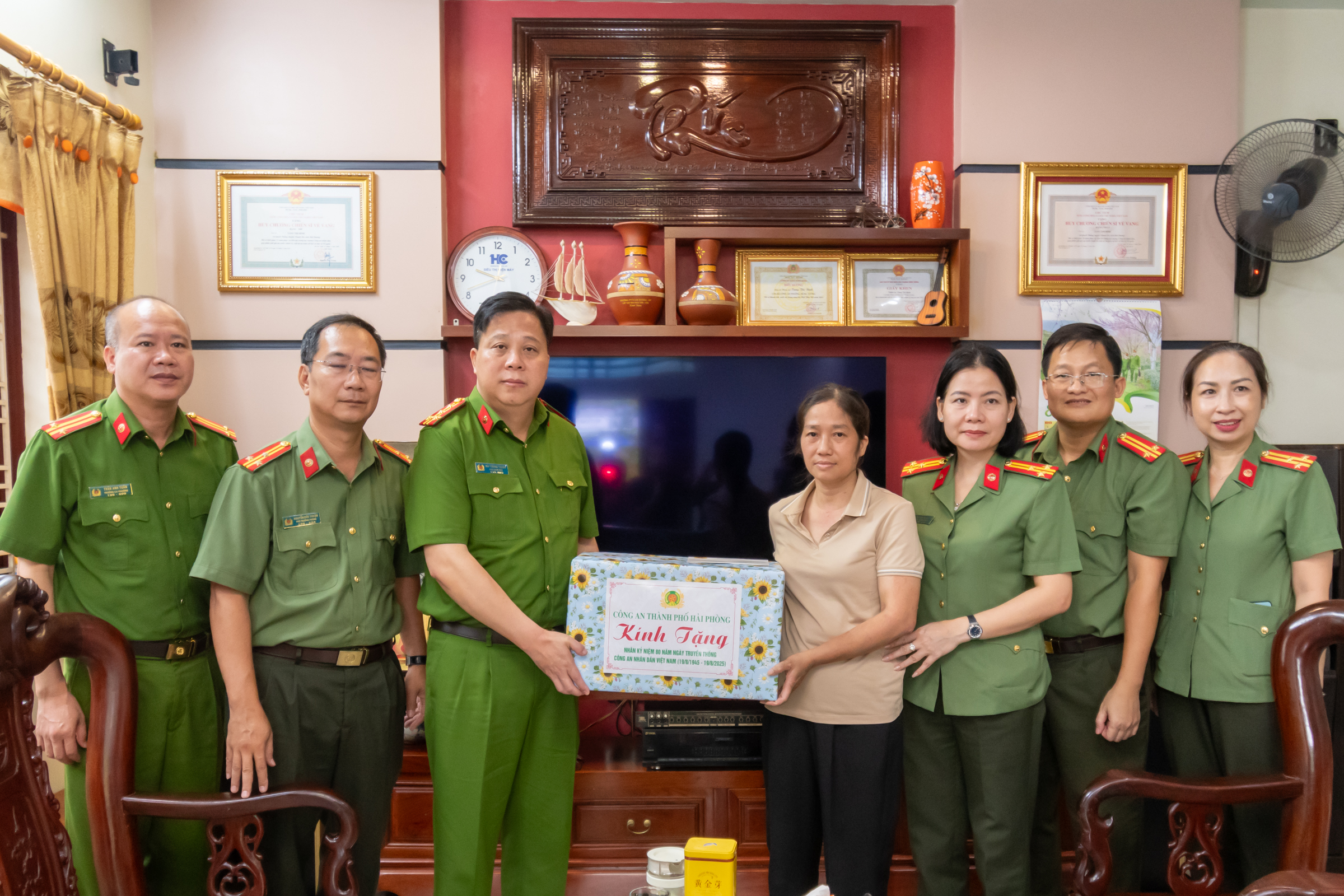 Lãnh đạo CATP thăm, tặng quà tri ân cá nhân tiêu biểu nhân kỷ niệm 80 năm Ngày truyền thống CAND và 20 năm Ngày hội toàn dân bảo vệ ANTQ